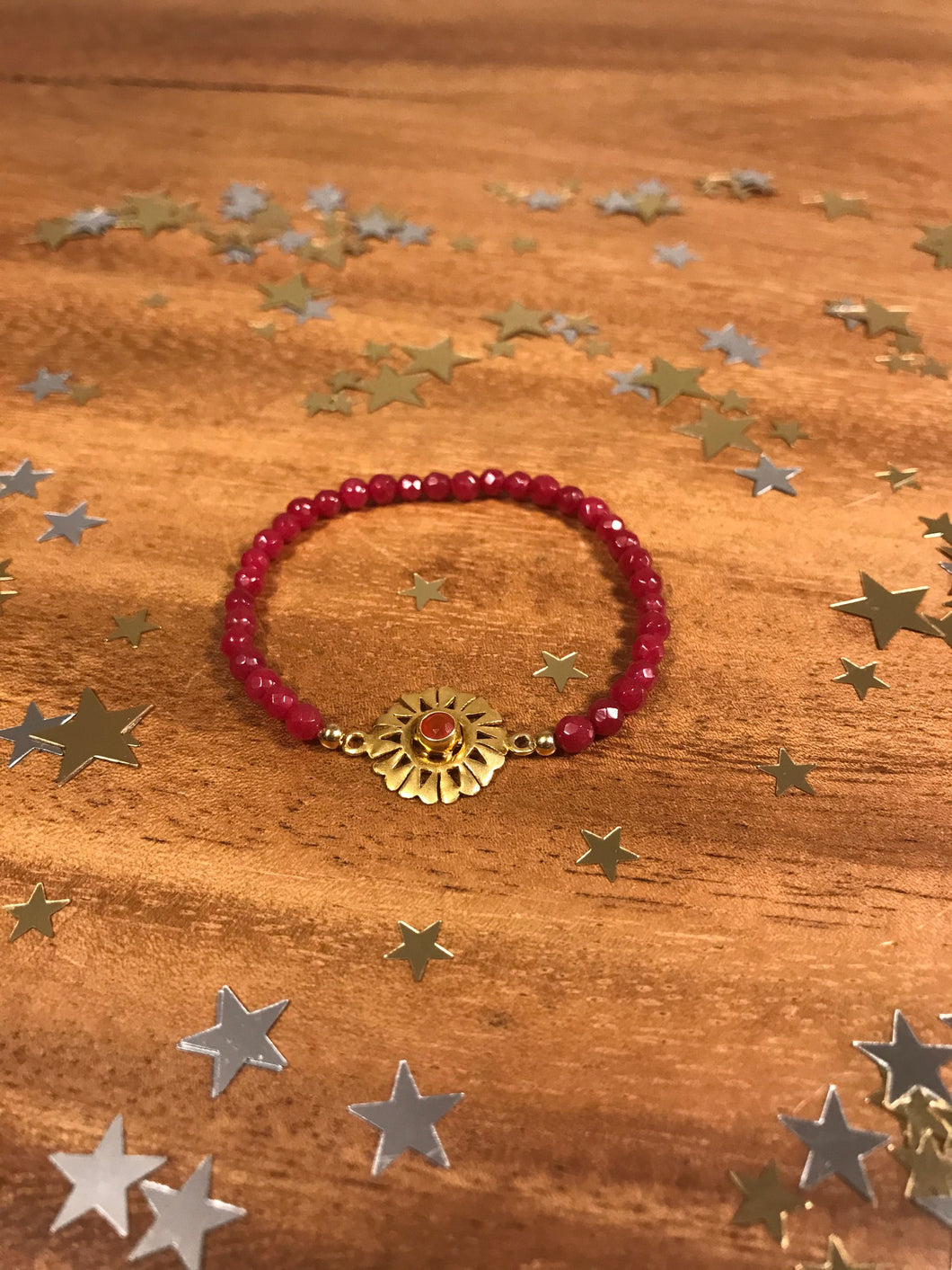 PJ - Pulseira PEDRAS Bordeaux com FLOR Dourada